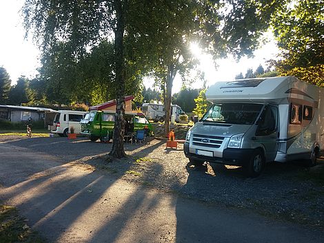 zu sehen ist ein Wohnmobil auf dem Campingplatz Waldweben im Landkreis Goslar
