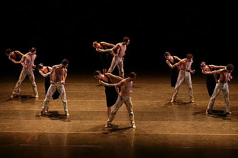 Die São Paulo Dance Company auf der Bühne.