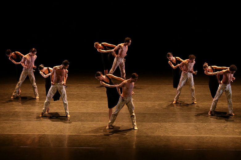 Die São Paulo Dance Company auf der Bühne.