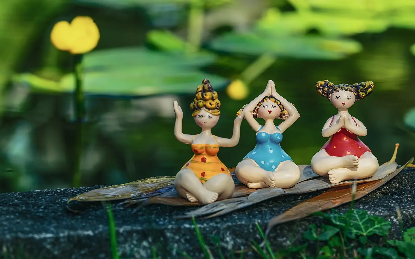 Drei Tonfiguren in Meditationspose.
