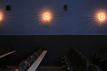 Ein Kinossal im Astoria Theater bei gedimmten Licht.