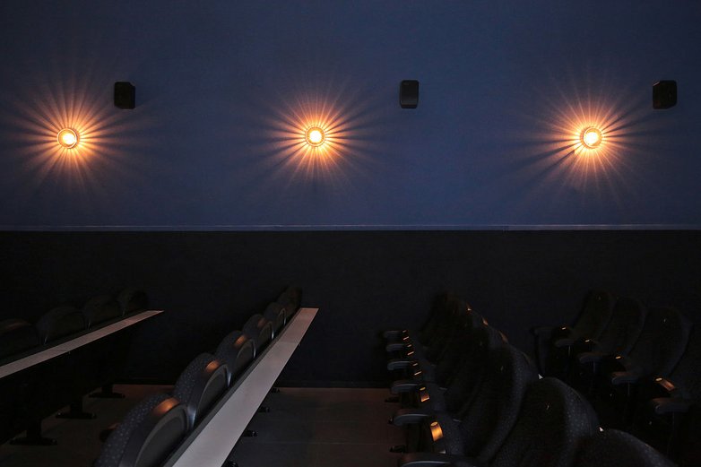 Ein Kinossal im Astoria Theater bei gedimmten Licht.