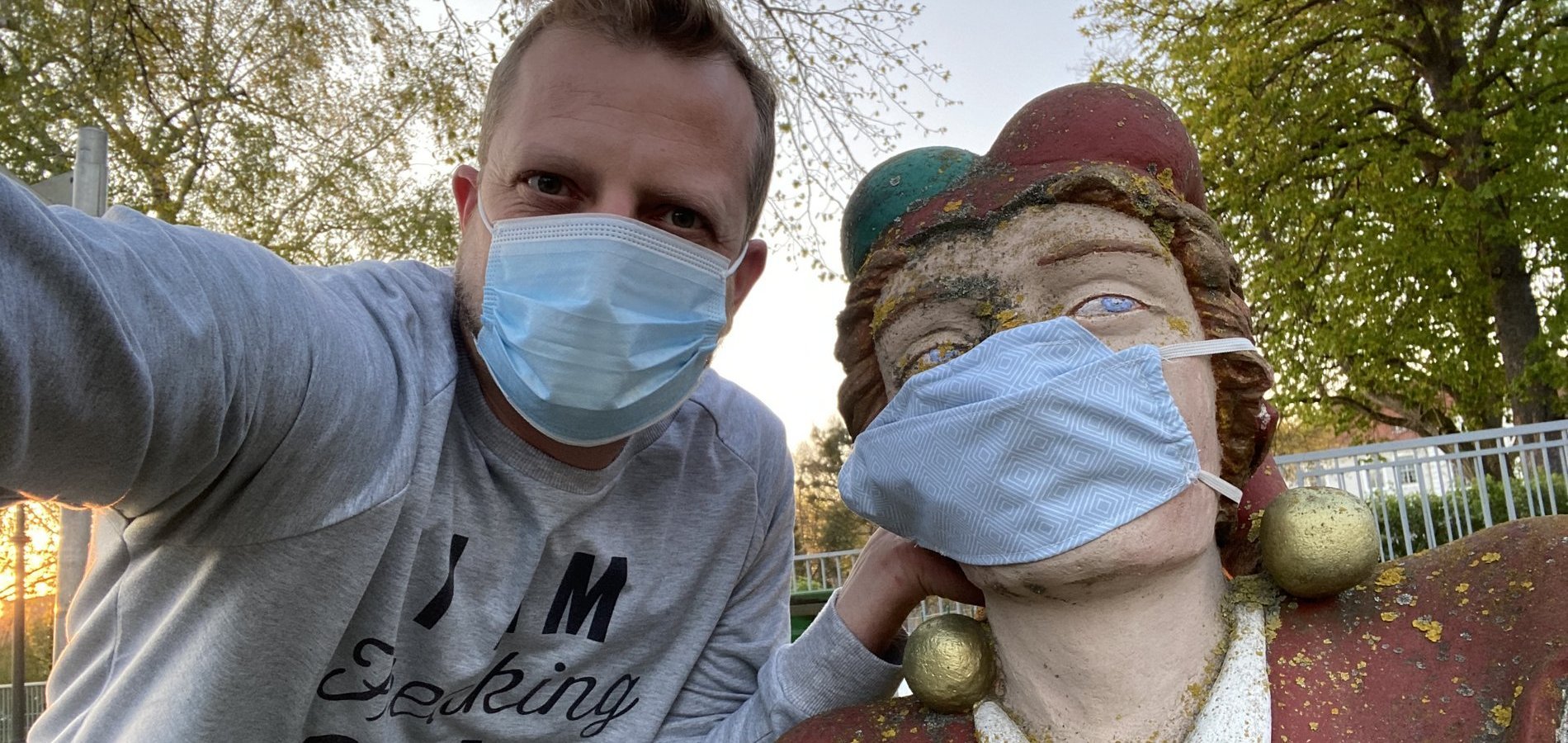 #Socialdistancing und Maskenpflicht: Herrn Eulenspiegel begrüße ich selbstverständlich mit Mund-Nasen-Schutz