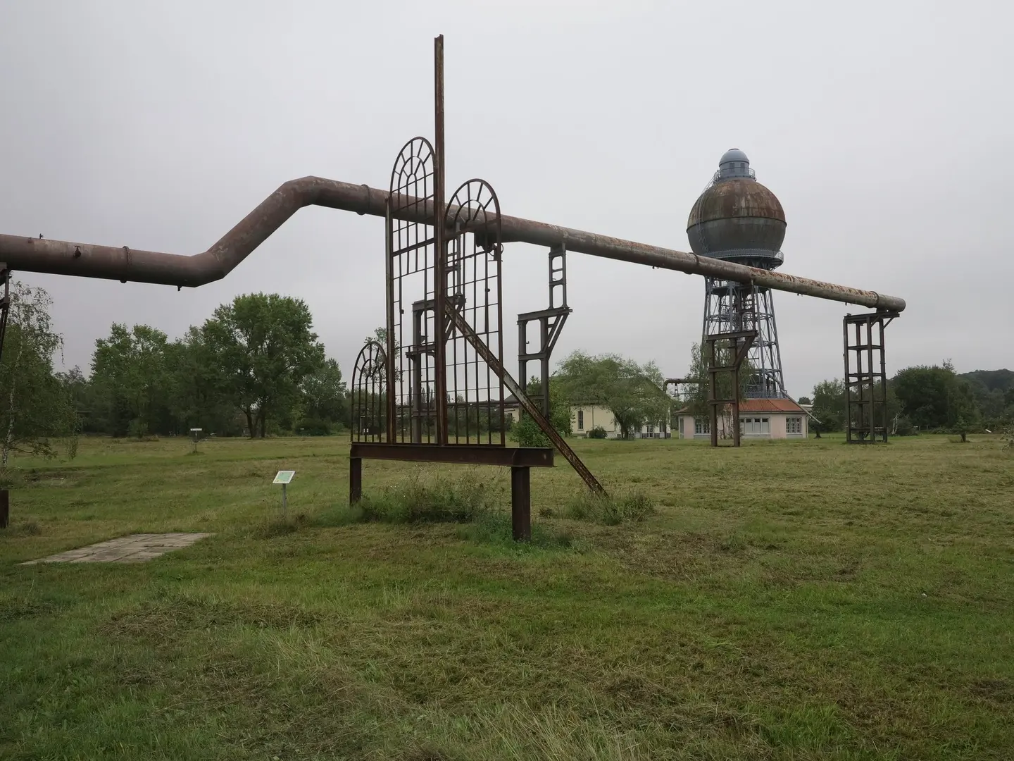Der Kugelwasserturm mit Leitung im Gigapark Ilsede