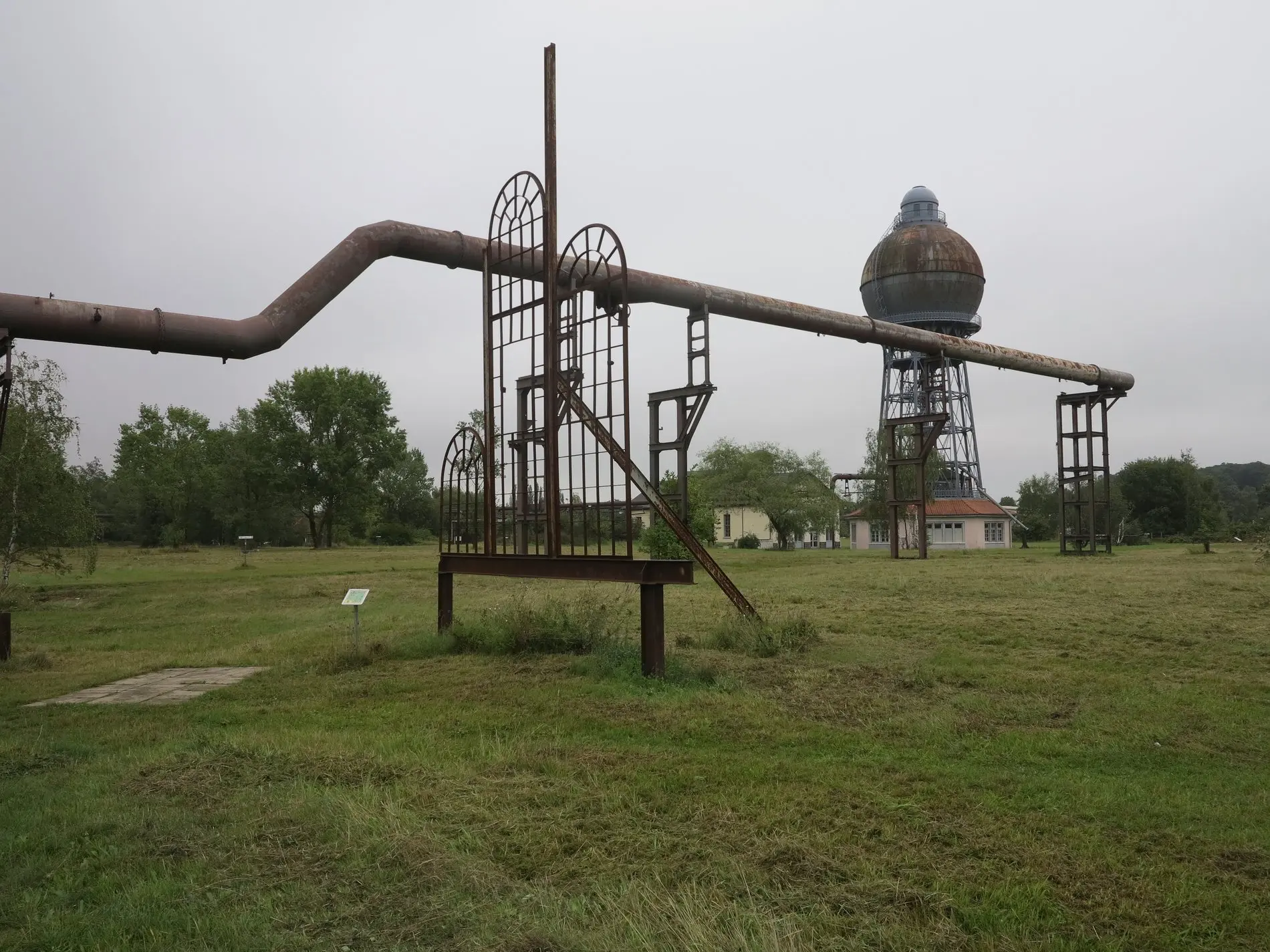 Der Kugelwasserturm mit Leitung im Gigapark Ilsede