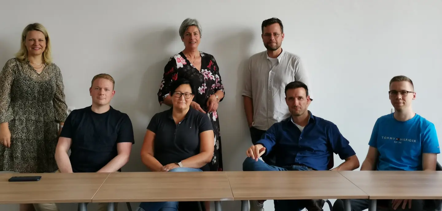 Projektmitglieder und Mitglieder der Fokusgruppe StudyBuddy stehend und sitzend.