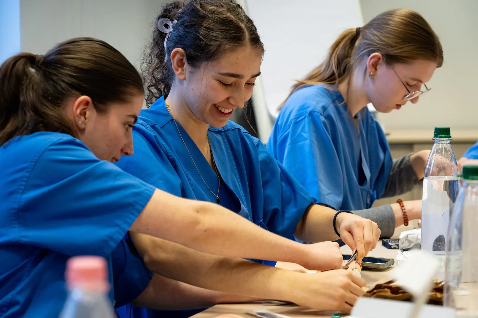 Den Studentinnen macht der Nahtkurs viel Spaß.