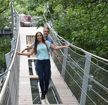 zwei junge Menschen gehen über eine Brücke (Bildrechte: Baumwipfelpfad Harz)