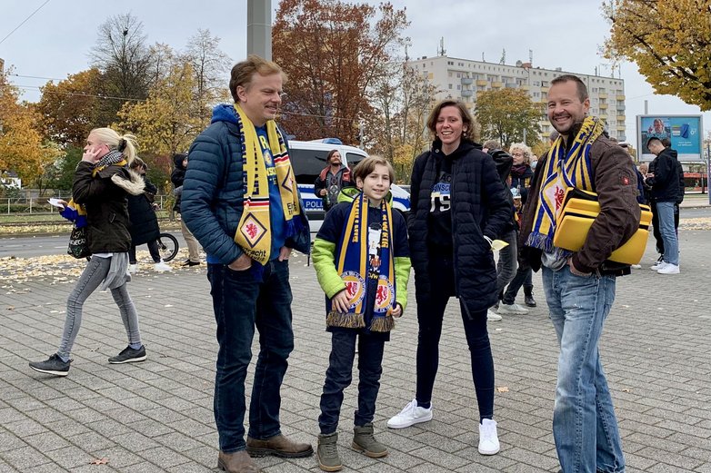 Ein Junge und drei Erwachsene vor dem Eintracht-Stadion.