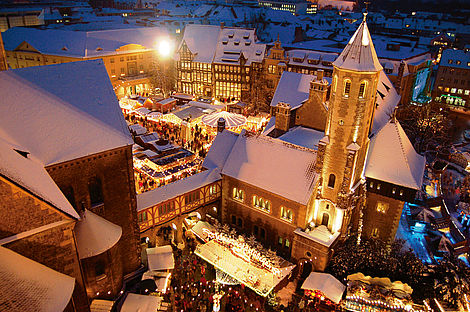 Der abendliche Braunschweiger Weihnachtsmarkt auf dem Burgplatz von oben.
