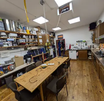 Der Multifunktionsraum ist Küche und Treffpunkt zugleich. (Bildrechte: Stratum 0)