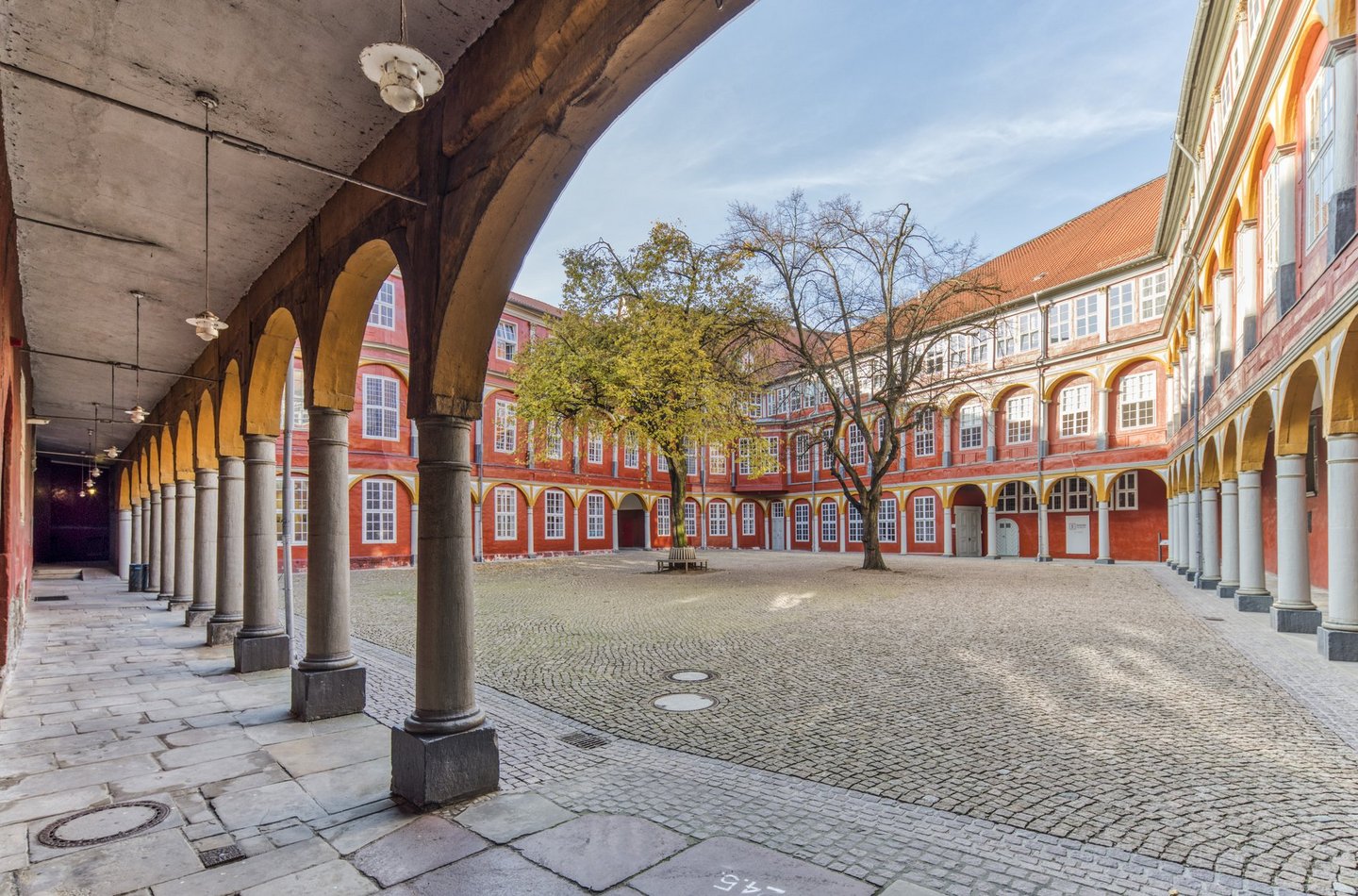 Man blickt aus einem Torbogengang über den Innenhof des Wolfenbüttler Schlosses