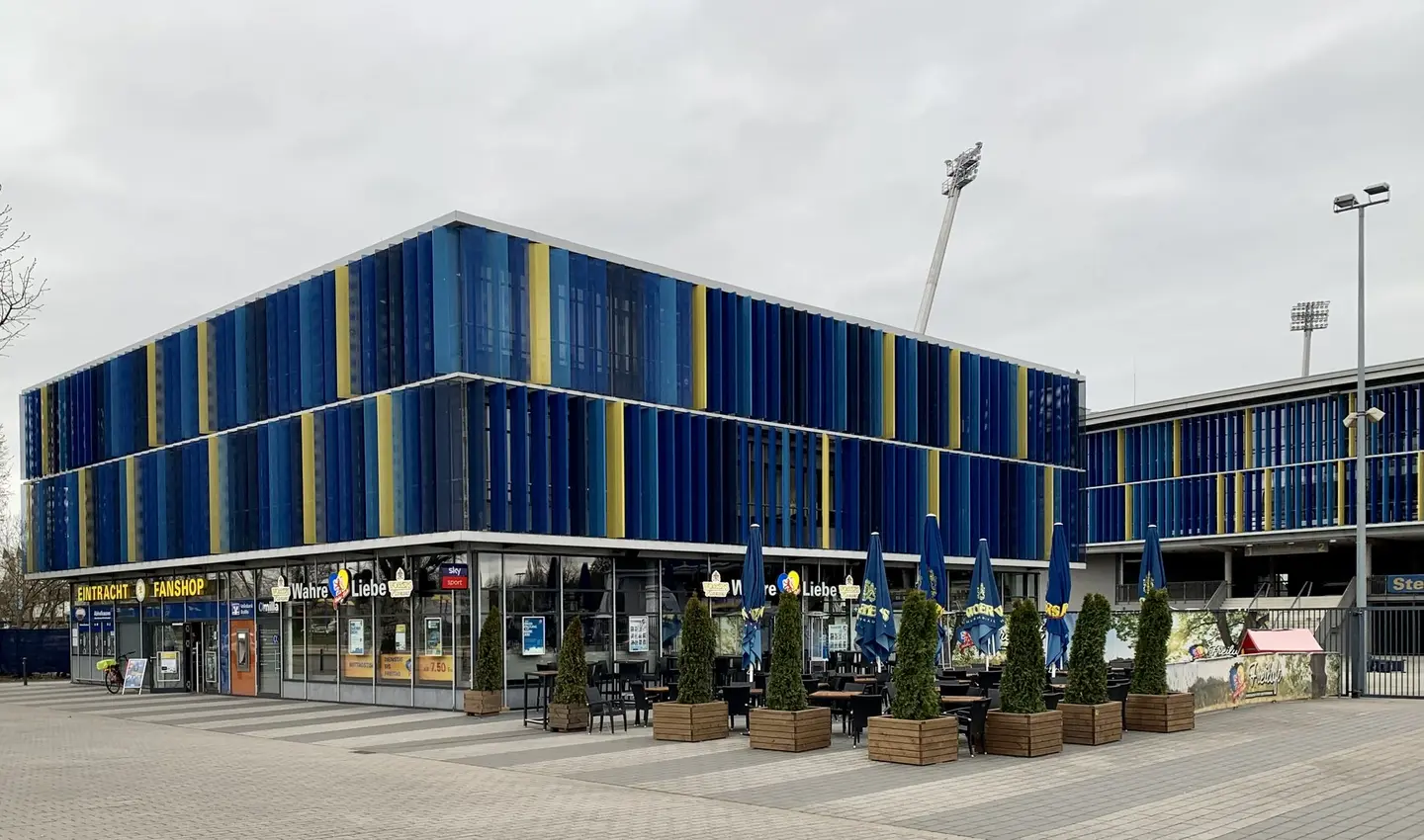 Ein Haus mit einer modernen Glasfassade.