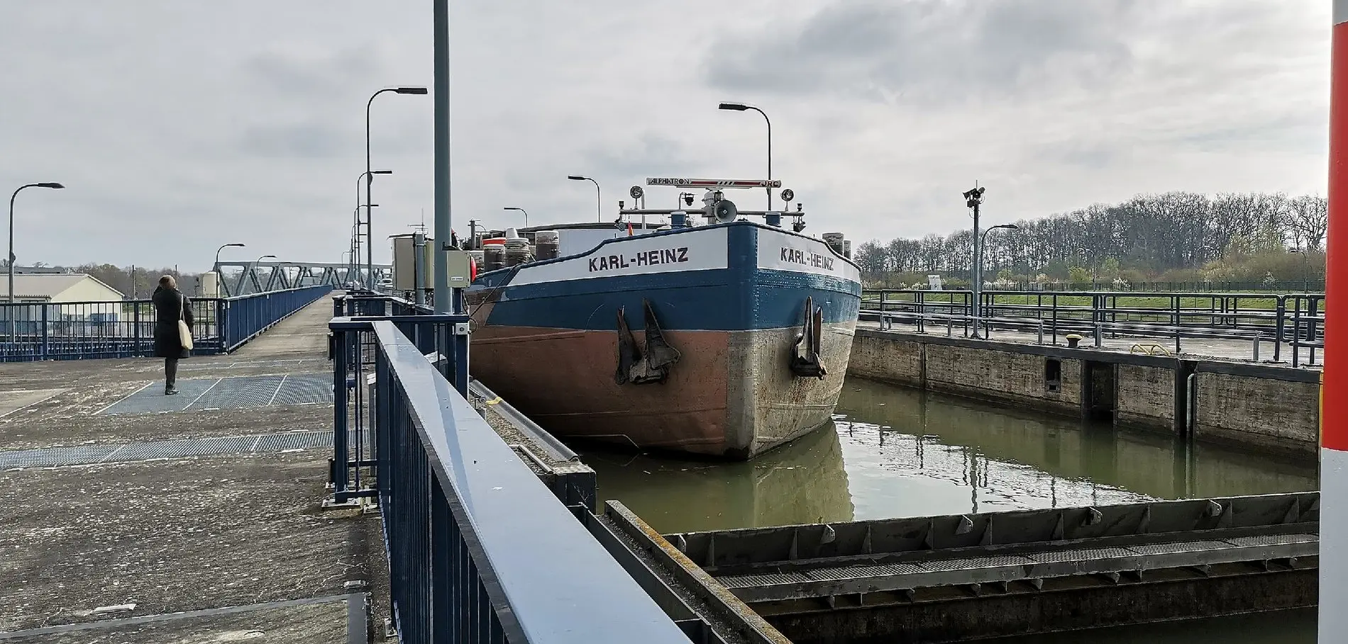 Ein Schiff an der Schleuse Sülfeld.