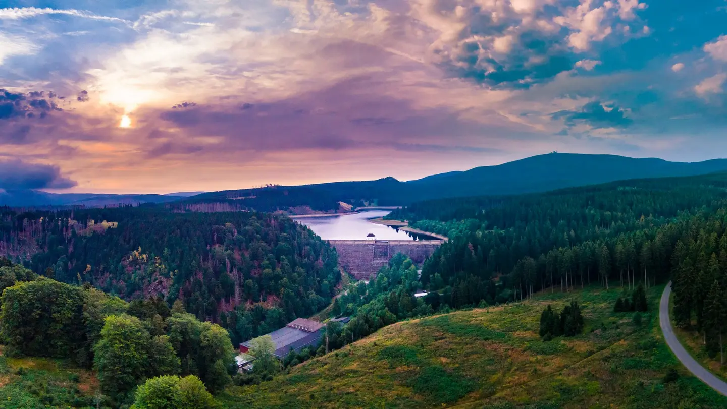 Die vielfältige, bergige Landschaft im Landkreis Goslar wird vom Brocken dominiert.