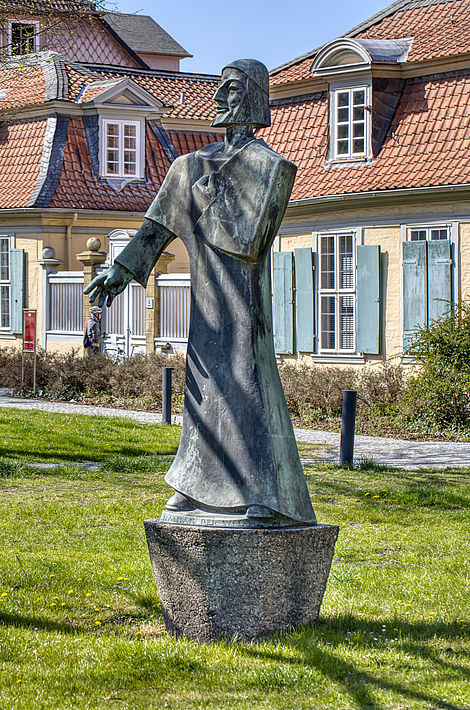 Man blickt auf die Skulptur Nathan des Weisen vor dem Lessinghaus 
