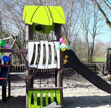 Spielgeräte mitten in der Natur. (Bildrechte: Natur- und Aktivspielplatz Flutmulde)