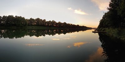 Man blickt in der Abenddämmerung auf den Stichkanal bei Denstorf
