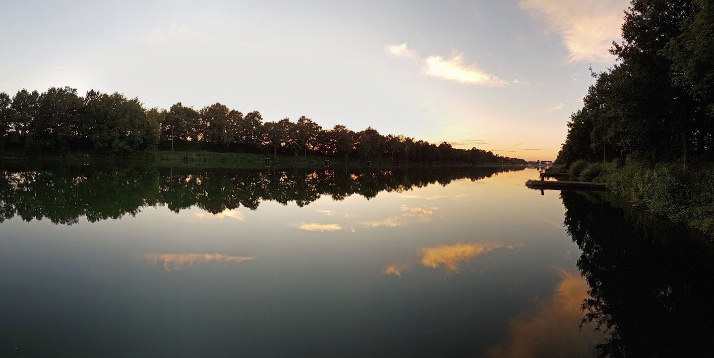 Man blickt in der Abenddämmerung auf den Stichkanal bei Denstorf