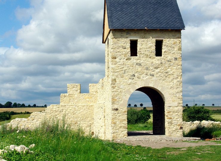 Das Tor einer alten Burgruine.
