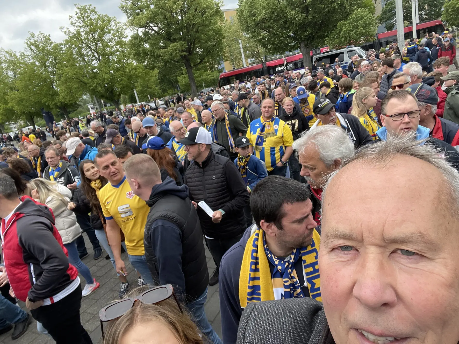 Kay zwischen hunderten anderen Eintracht-Fans vor dem Haupteingang.