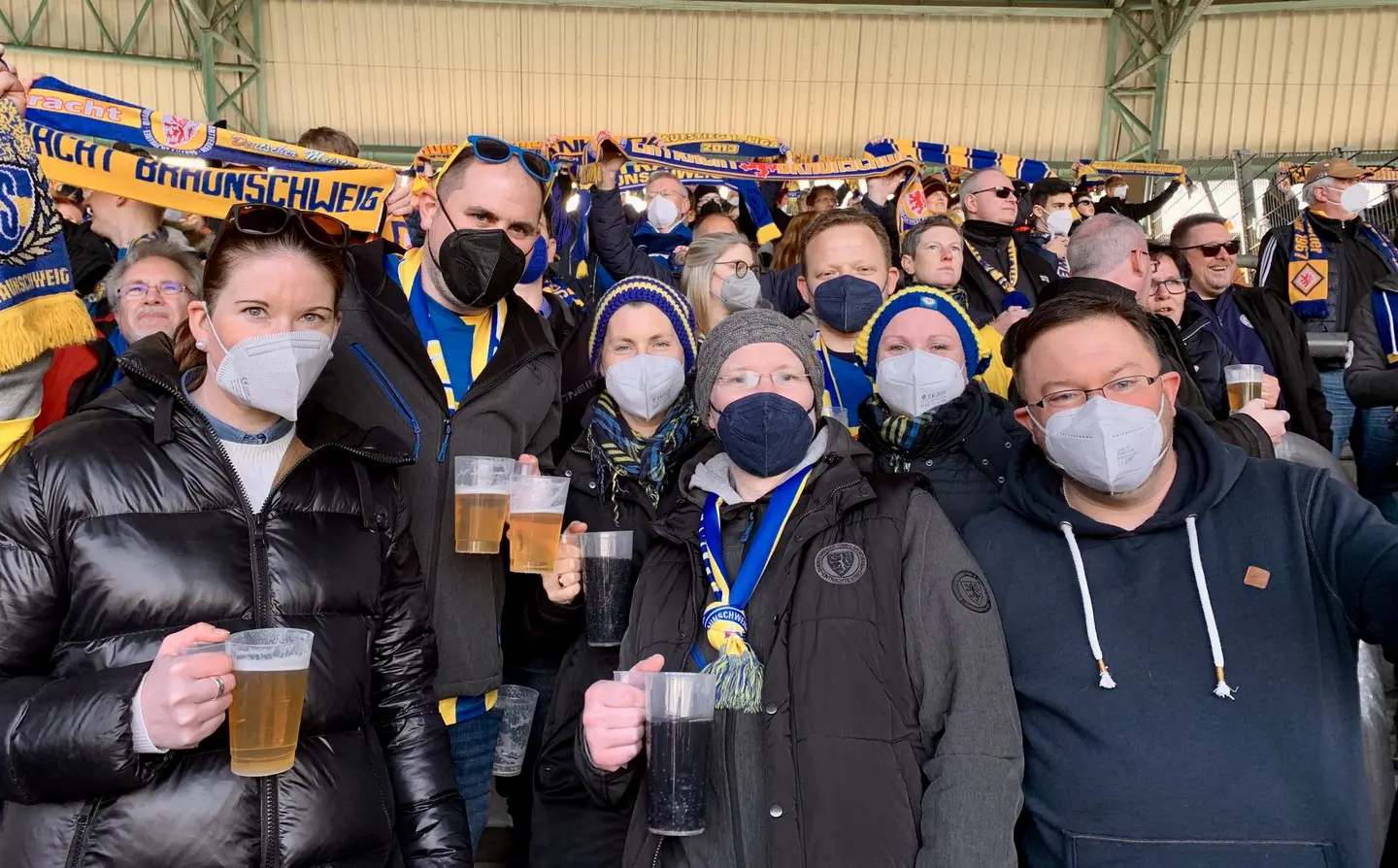 Eine Gruppe von Eintracht-Braunschweig-Fans.