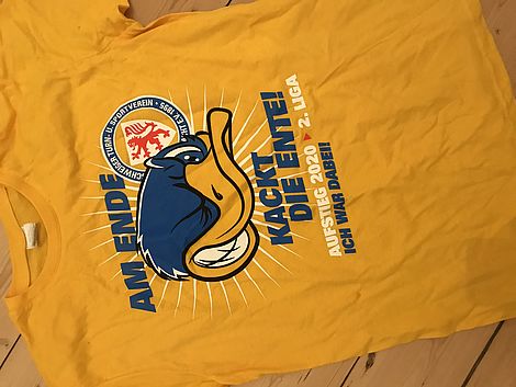 Ein gelbes T-Shirt mit einem gezeichneten Entenkopf.
