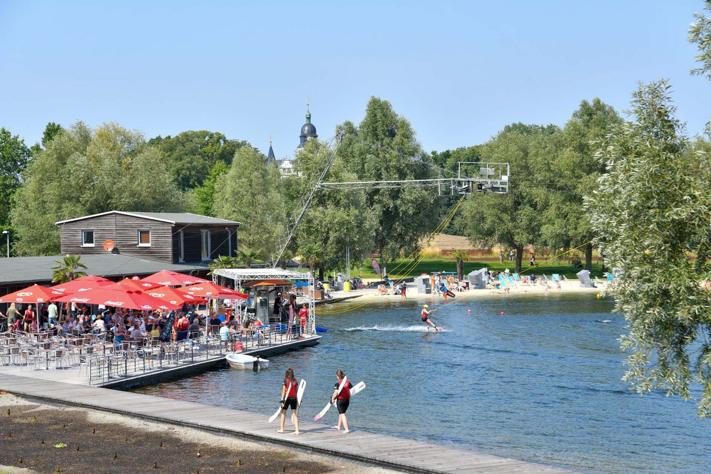 Man blickt auf die Wakeboardanlage am Allersee