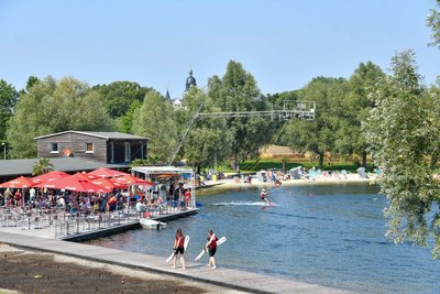 Man blickt auf die Wakeboardanlage am Allersee