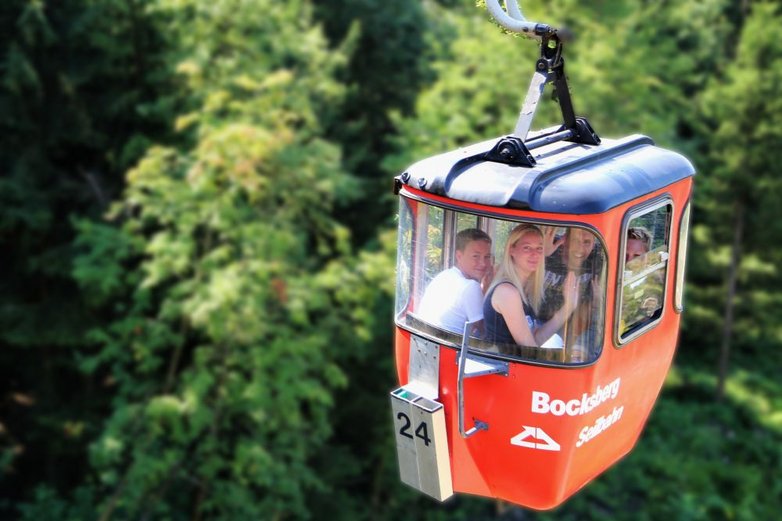 Eine rote Seilbahnkabine am Bocksberg.