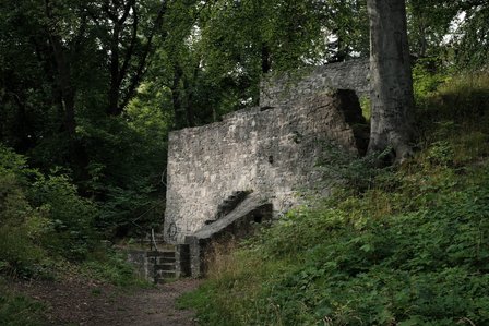Mächtige Mauern vermitteln eine Ahnung von den Ausmaßen der einstigen Festung.