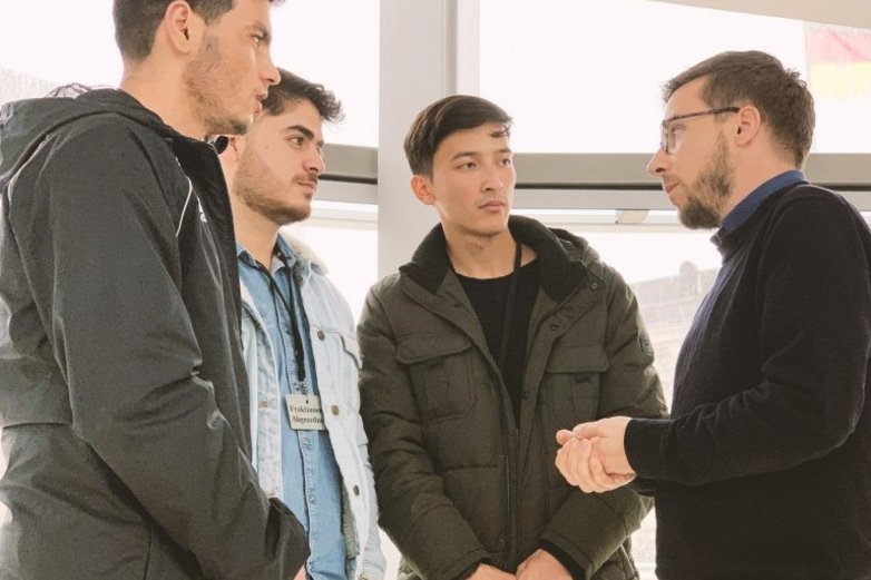 MdB Victor Perli aus Wolfenbüttel im Gespräch mit Teilnehmern der Berlin-Exkursion.