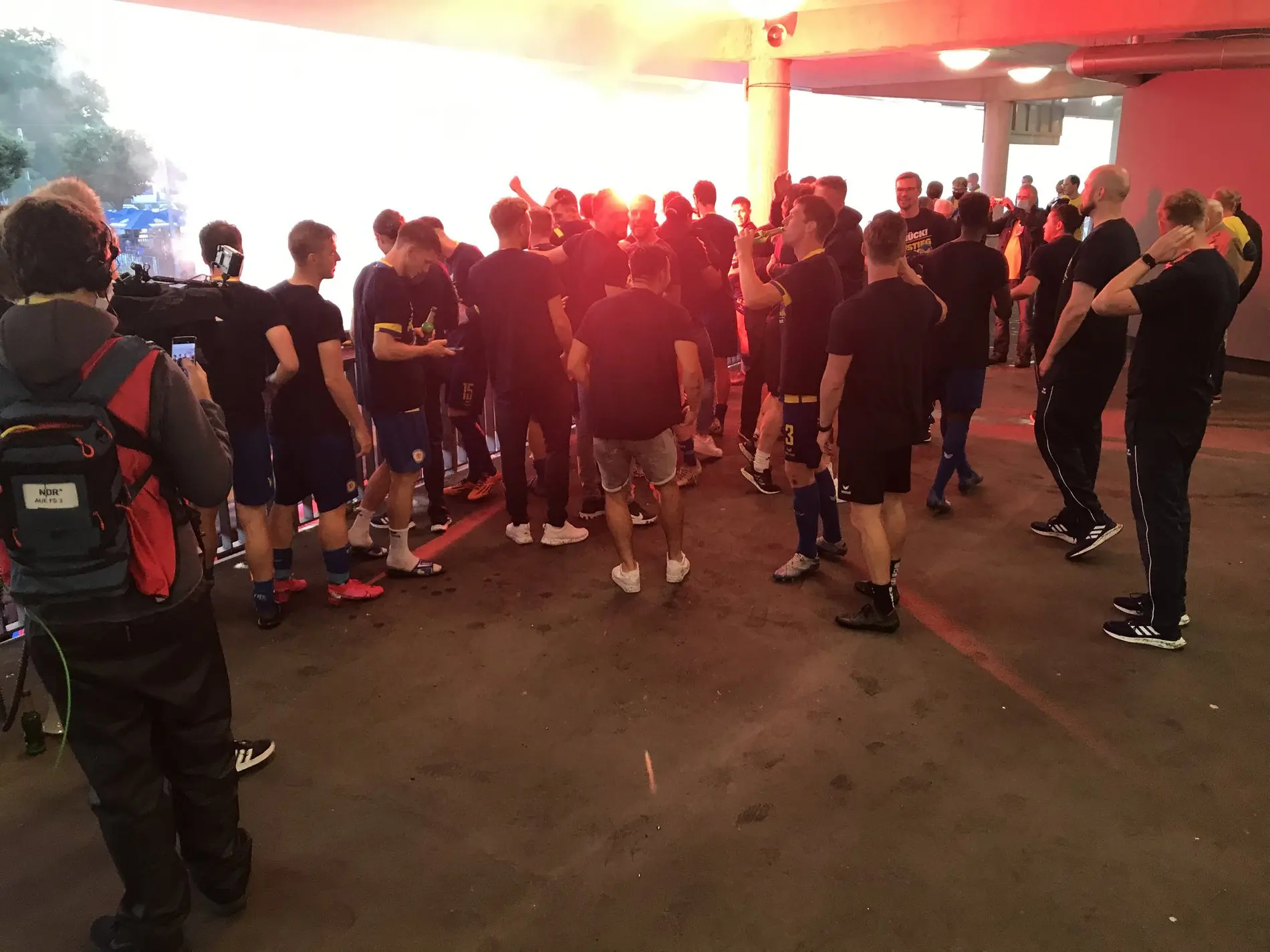 Junge Männer feiern.