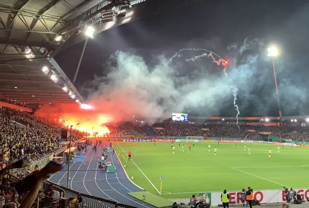 Kokeln und Zündeln mit roten Bengalos im Wolfsburger Fan-Block. 