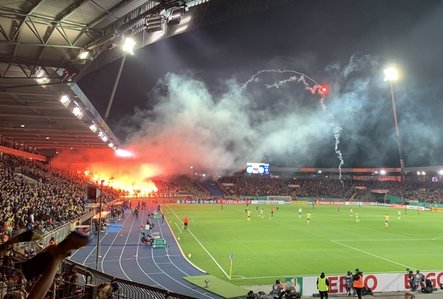 Kokeln und Zündeln mit roten Bengalos im Wolfsburger Fan-Block.