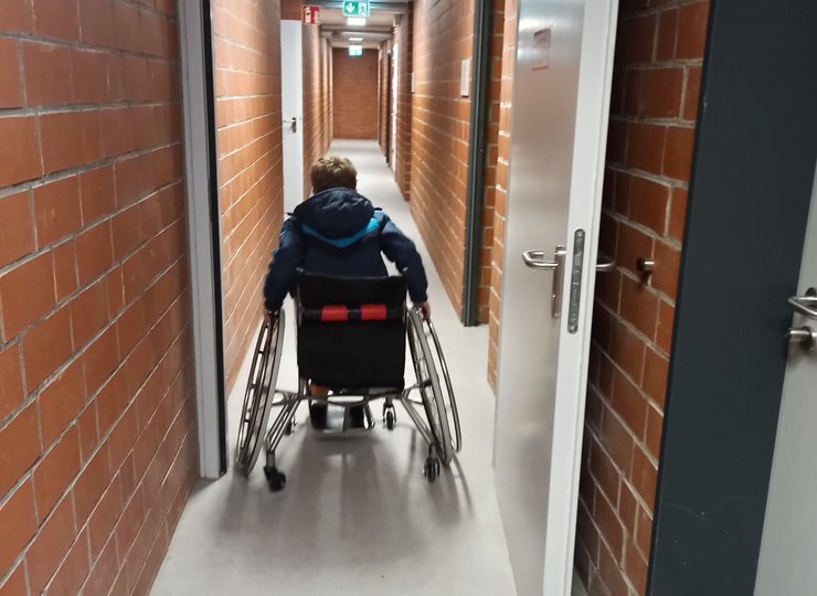 Ein Junge im Rollstuhl.