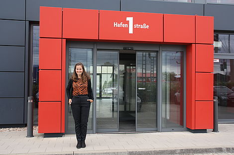 Melanie Bungert vor dem IG-Metall-Standort in Fallersleben.