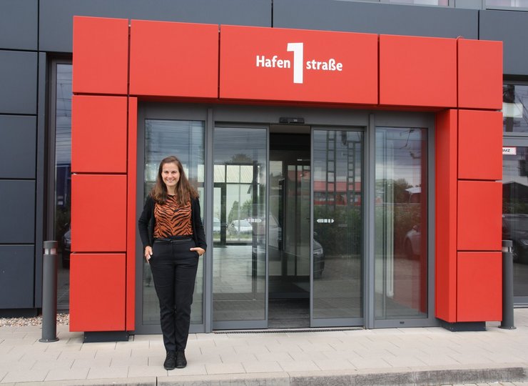 Melanie Bungert vor dem IG-Metall-Standort in Fallersleben.
