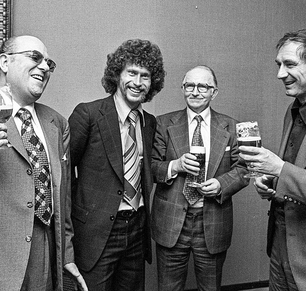 Vier Männer stoßen auf einem schwarz-weiß Bild mit Pilsbier an. (Bildrechte: Fritz Rust)