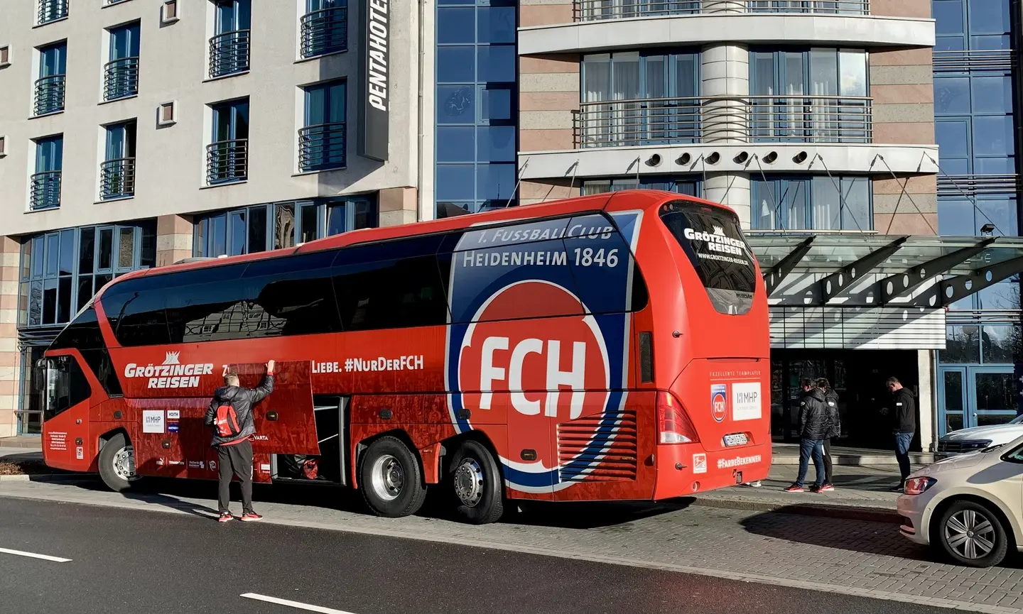 Der Heidenheimer Bus und FCH-Trainer Schmidt vor dem Penta-Hotel in Braunschweig.