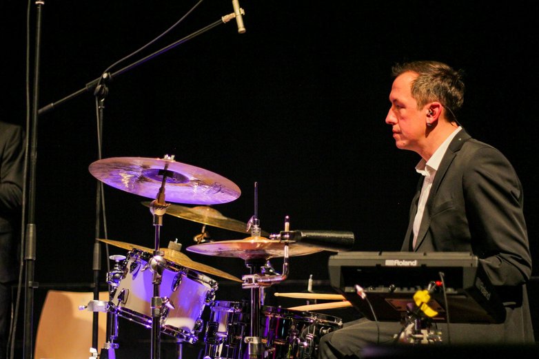 Ein Schlagzeuger hinter seinem Instrument.