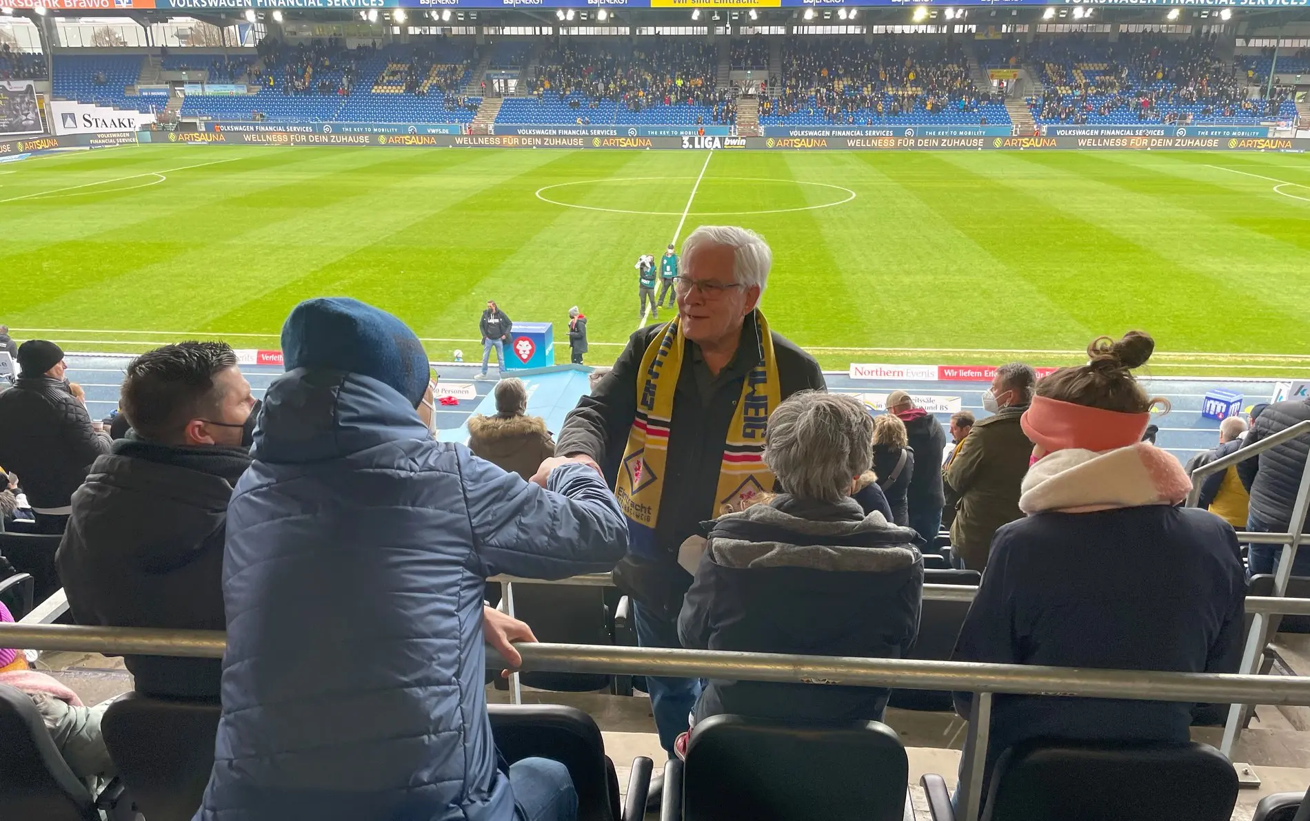 Zwei Männer schütteln einander die Hand.