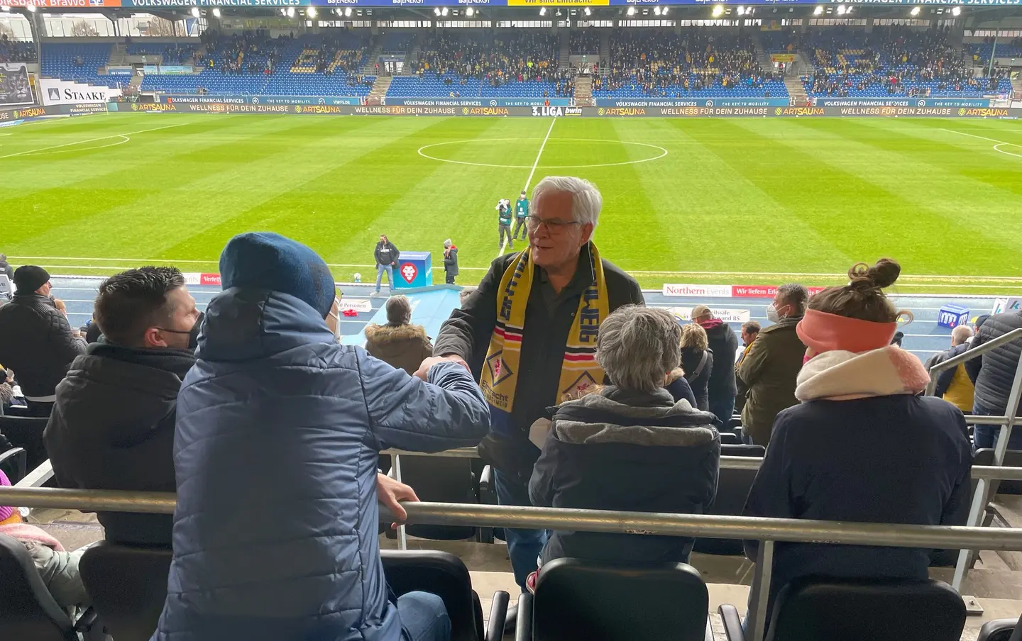 Zwei Männer schütteln einander die Hand.