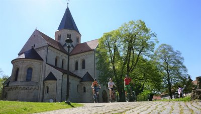 Der Kaiserdom Königslutter, im Vordergrund Radfahrer.