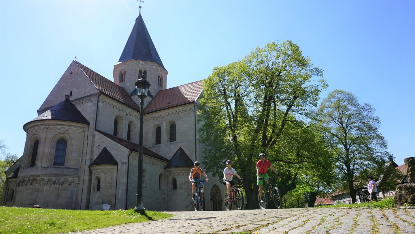 Der Kaiserdom Königslutter, im Vordergrund Radfahrer.