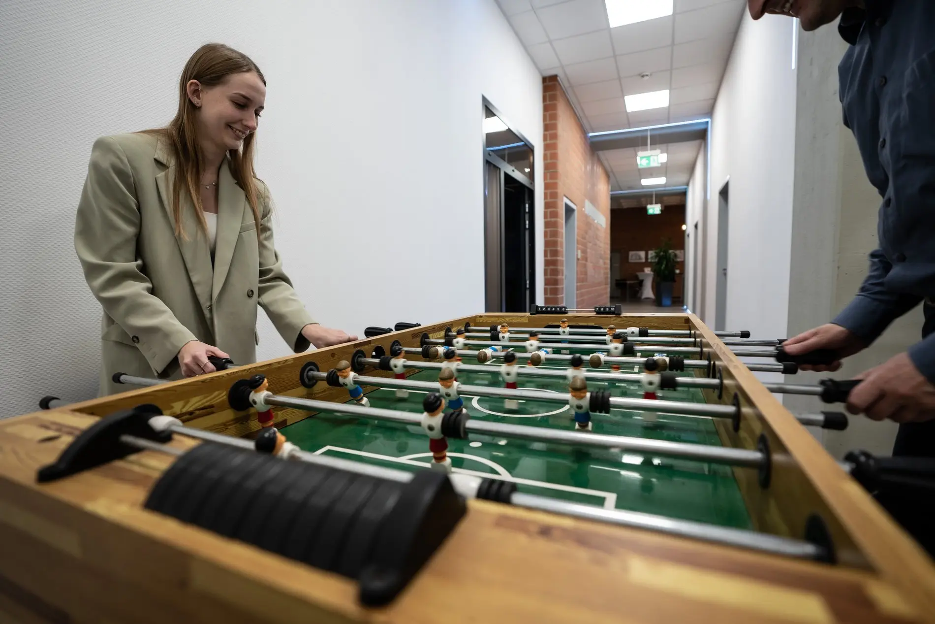 Cassina Mönch und Jens Andersson haben Spaß am Kicker-Match bei der Wirtschaftsregion Helmstedt..