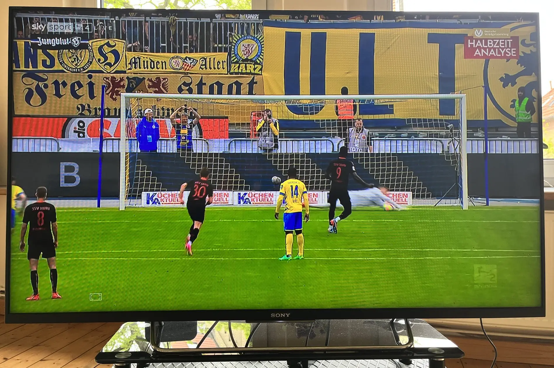 Da keimte noch Hoffnung: Hoffmann hält den Regensburger Elfmeter.