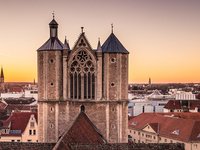 Blick über Braunschweig in der Abenddämmerung mit Sakralarchitektur (Bildrechte: Allianz für die Region GmbH / Robert Zech)