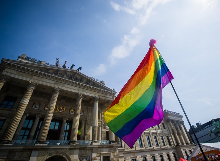 Bei der CSD-Demo weht die Regenbogenfahne in Braunschweig.