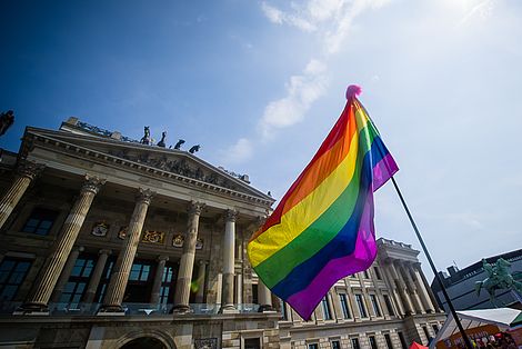 Bei der CSD-Demo weht die Regenbogenfahne in Braunschweig.